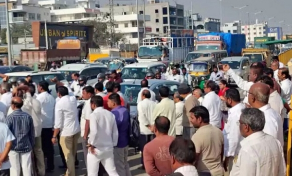 سڑک حادثات کی روک تھام کیلئے فٹ اووربرج کا مطالبہ۔حیدرآباد میں زبردست احتجاج سڑک حادثات کی روک تھام کیلئے فٹ اووربرج کا مطالبہ۔حیدرآباد میں زبردست احتجاج