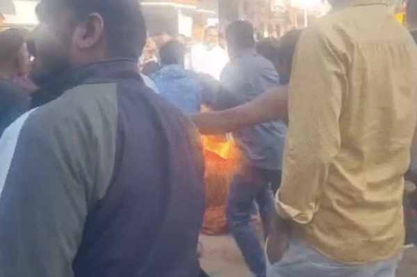 دیواس: تجاوزات ہٹانے والی ٹیم کے سامنے میاں بیوی نے خود کو آگ لگالی، لوگوں نے سڑک جام کردیا