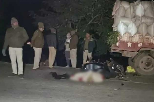 بائیک سڑک کنارے کھڑی ٹرالی سے ٹکرائی بائیک سڑک کنارے کھڑی ٹرالی سے ٹکرائی