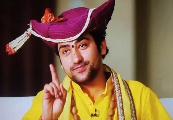 دھیریندر شاستری چھتیس گڑھ پہنچے،کہا بھارت میں تبدیلی مذہب کینسر سے زیادہ خطرناک مسئلہ