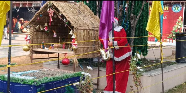 سرینگر کے ہولی فیملی چرچ میں کرسمس خصوصی دعاؤں کے ساتھ منائی گئی