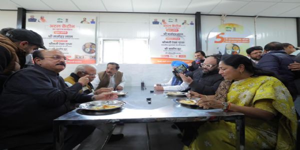 دہلی میں اٹل کینٹین شروع، پانچ روپے میں دستیاب غذائیت سے بھرپور کھانا