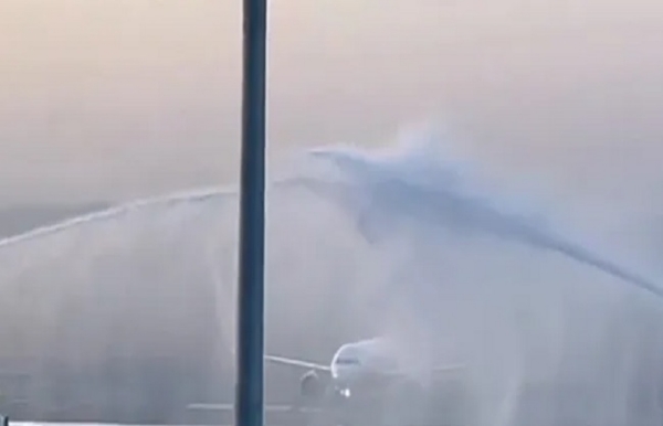 نوی ممبئی بین الاقوامی ہوائی اڈے سے فلائٹ آپریشن شروع، پہلی پرواز کو شاندار سلامی دی گئی نوی ممبئی بین الاقوامی ہوائی اڈے سے فلائٹ آپریشن شروع، پہلی پرواز کو شاندار سلامی دی گئی