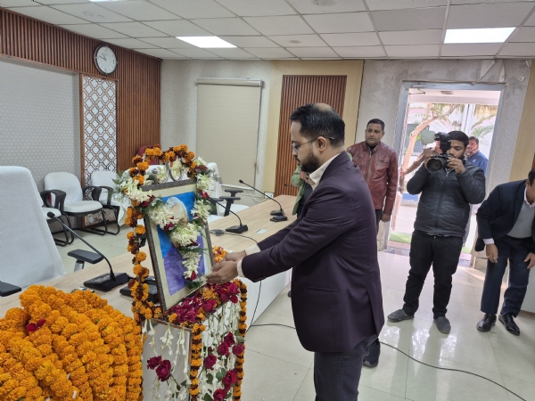 سابق وزیر اعظم اٹل بہاری واجپئی کے یوم پیدائش پر ضلع مجسٹریٹ نے گلپوشی کر خراج عقیدت