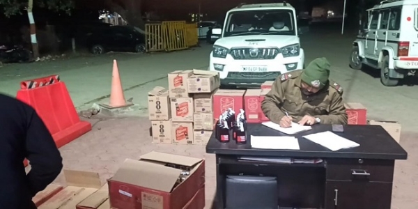 اسکارپیو سوار دو نوجوانوں کے قبضے سے 3 لاکھ سے زیادہ کی شراب ضبط