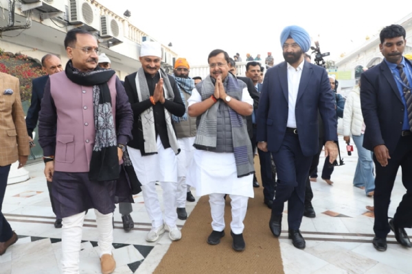 بی جے پی کے قومی کارگزار صدر نتن نوین نے بنگلہ صاحب گرودوارہ میں پوجا کی