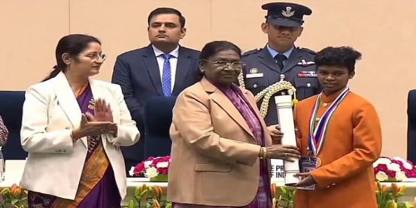 چھتیس گڑھ کی یوگیتا منڈاوی کو صدر جمہوریہ مرمو نے ’وزیراعظم قومی چائلڈ ایوارڈ‘ سے نوازا