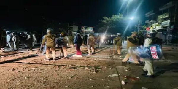 چوموں میں مسجد کے تنازع پر تشدد؛ پولیس پر پتھراؤ سے چھ پولیس اہلکار زخمی، انٹرنیٹ خدمات معطل