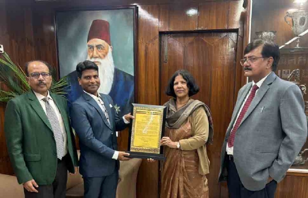 پروفیسر نعیمہ خاتون اعزاز پیش کرتے ہوئے