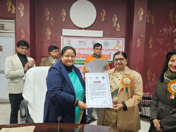 تہنیتی نشان پیش کرتے ہوئے کمشنر