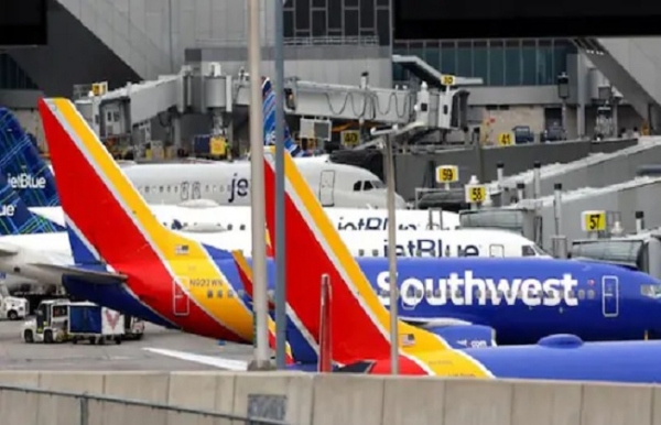 امریکہ میں برفانی طوفان کے باعث 1100 پروازیں منسوخ امریکہ میں برفانی طوفان کے باعث 1100 پروازیں منسوخ