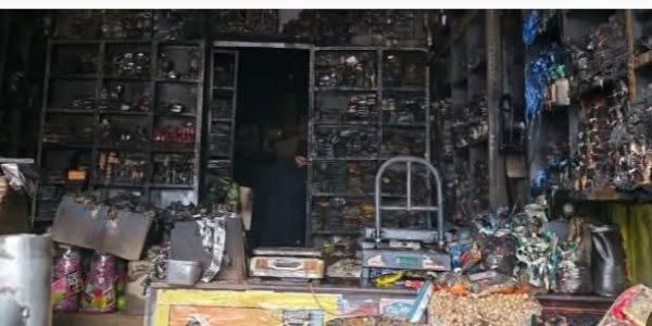 کرانہ کی دکان میں آگ لگنے سے لاکھوں روپے کا سامان خاکستر