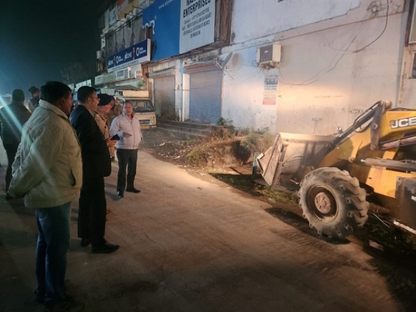 دہرادون میں غیر قانونی مزار منہدم کرتی انتظامیہ کی ٹیم۔