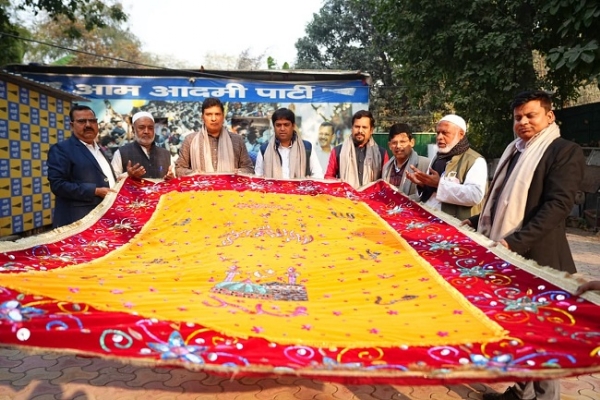 آپ کے دہلی صدر سوربھ بھاردواج اور رکنِ اسمبلی سنجیو جھا عادل احمد خاں نے اجمیر شریف درگاہ کے لیے چادر روانہ کی