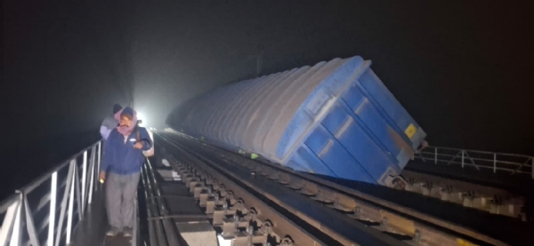 جموئی۔ جسدیہ ریلوےلائن کے سمتلا پل پر سیمنٹ سے لدی مال گاڑی پٹری سے اتری