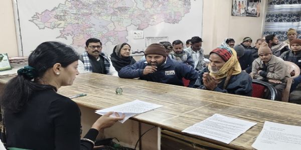 انوپریہ پٹیل نے مرزا پور میں مسائل سنے اور عہدیداروں کو ان کو حل کرنے کی ہدایت دی۔