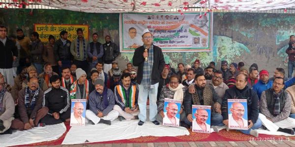 علی گڑھ میں کانگریس پارٹی کا منریگا کولیکر کلکٹریٹ پر احتجاجی مظاہرہ