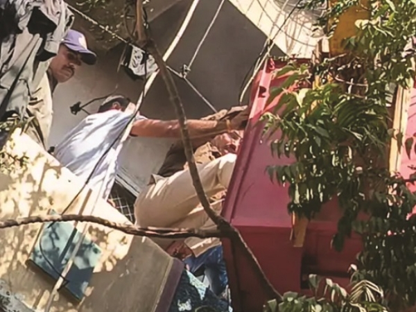 کانگریس لیڈر کے مکان میں لگی آگ، دکان سے مکان تک پہنچی، کھڑکی سے لوگوں کو باہر نکالا گیا کانگریس لیڈر کے مکان میں لگی آگ، دکان سے مکان تک پہنچی، کھڑکی سے لوگوں کو باہر نکالا گیا