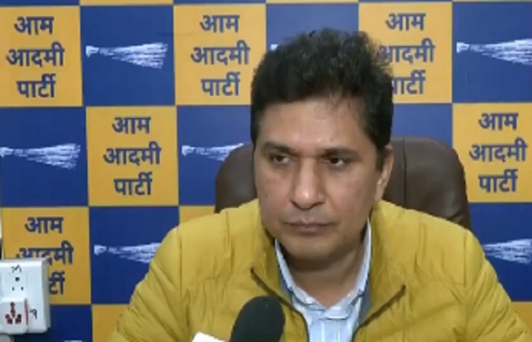 سوربھ بھاردواج نے دہلی کی آلودگی پر حکومت پر حملہ کرتے ہوئے کہا کہ ریاستی حکومت پوری طرح سے لاتعلق ہے
