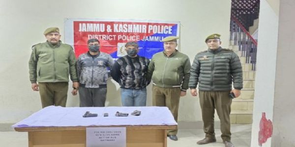 برسر عام پستول کی نمائش کرنے پر جموں پولیس نے دو افراد کو گرفتار کیا