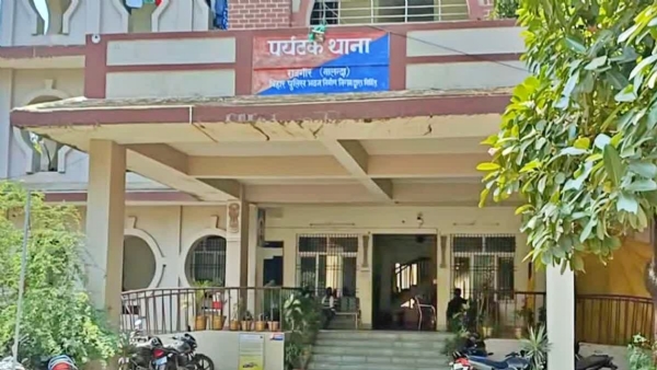 راجگیر میں جسم فروشی کے ریکیٹ کا پردہ فاش، تین گرفتار، 15 لڑکیاں رہا راجگیر میں جسم فروشی کے ریکیٹ کا پردہ فاش، تین گرفتار، 15 لڑکیاں رہا