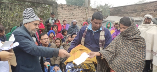 لعل گنج کے موضع کانٹی نہر پر امارت شرعیہ کی طرف سے متاثرین کے درمیان تقسیم