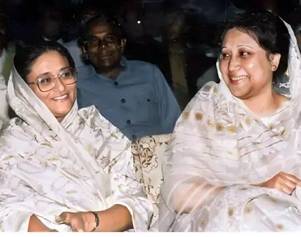 یہ پرانی بات ہے بنگلہ دیش کی معزول وزیر اعظم شیخ حسینہ بائیں اور خالدہ ضیاء دائیں کبھی دوست ہوا کرتی تھیں۔ فوٹو انٹرنیٹ میڈیا