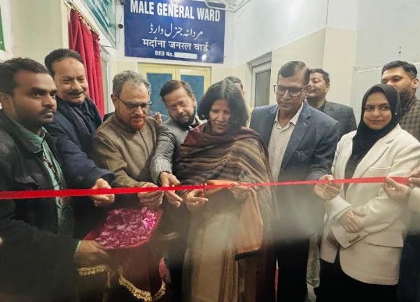 پروفیسر نعیمہ خاتون افتتاح کرتے ہوئے