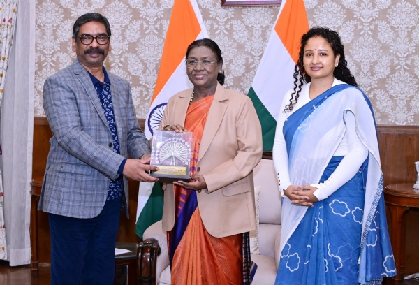 وزیر اعلیٰ ہیمنت اور ایم ایل اے کلپنا سورین نے لوک بھون میں صدر جمہوریہ سے ملاقات کی وزیر اعلیٰ ہیمنت اور ایم ایل اے کلپنا سورین نے لوک بھون میں صدر جمہوریہ سے ملاقات کی