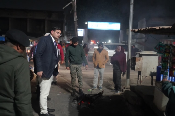 رات کے اندھیرے میں الاؤاور دیگر انتظامات کا جائزہ لینے ضلع مجسٹریٹ نکلے سڑک پر