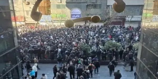 ایران میں ہونے والا احتجاج سیاسی رخ اختیار کر سکتا ہے، حکومت کے قریب سمجھے جانے والے اداروں کا انتباہ