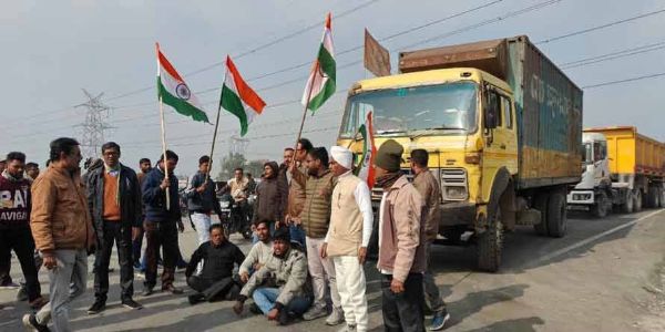 بنگلہ دیش جانے والے ٹرکوں کے روکے جانے سے سرحدی علاقے میں کشیدگی