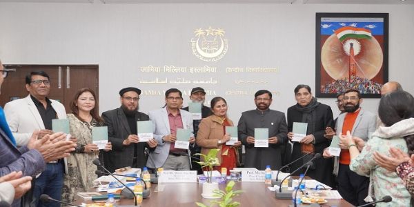 شیخ الجامعہ،جامعہ ملیہ اسلامیہ پروفیسر مظہر آصف کے دست مبارک سے ڈاکٹر رخشندہ روحی مہدی کی کتابوں ’الکھداس‘ اور’ایک خواب جاگتی آنکھوں کا‘رسم اجرا