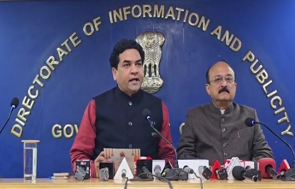 دہلی حکومت کے کابینہ وزیر کپل مشرا اور وزیر تعلیم آشیش سود پریس کانفرنس سے خطاب کرتے ہوئے۔ دہلی حکومت کے کابینہ وزیر کپل مشرا اور وزیر تعلیم آشیش سود پریس کانفرنس سے خطاب کرتے ہوئے۔