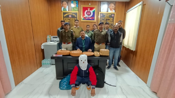 آر پی ایف نے اسمگلر کو چرس کے ساتھ گرفتار کیا