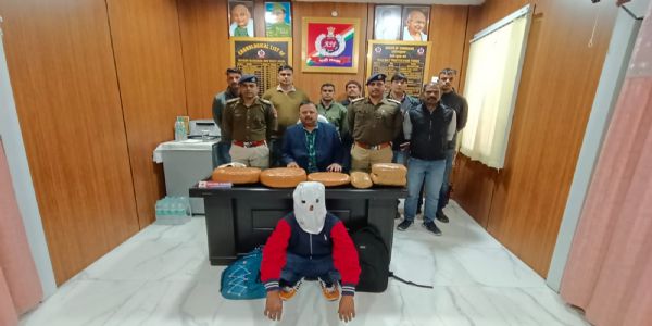 آر پی ایف نے اسمگلر کو چرس کے ساتھ گرفتار کیا