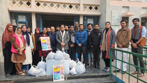 گرم گپڑے تقسیم کرتے ہوئے