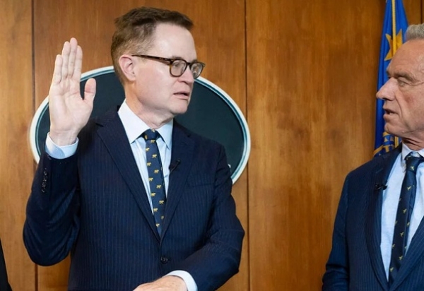 امریکہ کے محکمہ صحت اور انسانی خدمات کے ڈپٹی سکریٹری جم اونیل بائیں۔ فوٹو انٹرنیٹ میڈیا