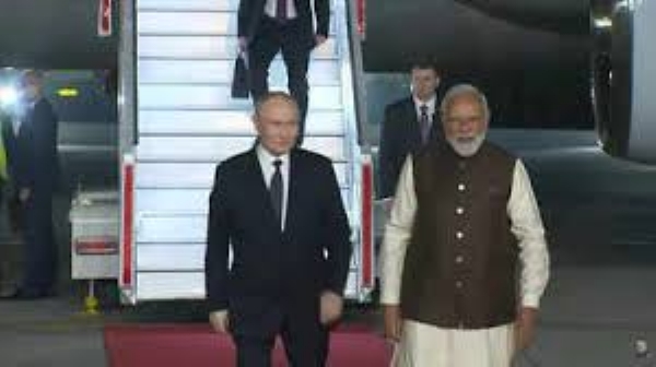 Putin arrives in Delhi, receives warm welcome from Modi Putin arrives in Delhi, receives warm welcome from Modi