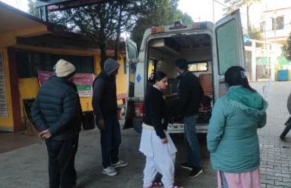 زخمیوں کو ایمبولینس سے اسپتال لے جاتی بچاؤ ٹیم۔