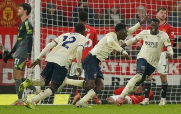 مانچسٹر یونائیٹڈ کی ٹیم گول کا جشن منا رہی ہے۔