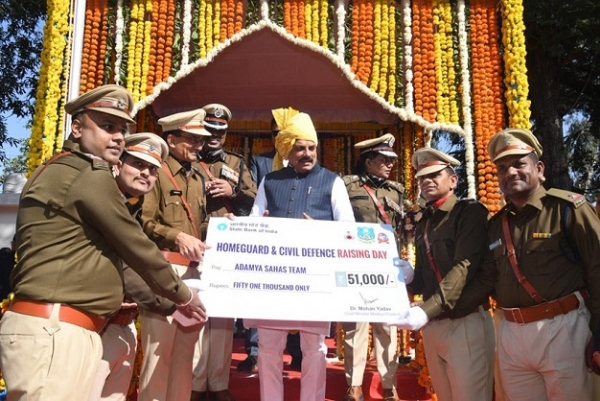 وزیر اعلیٰ ڈاکٹر موہن یادو نے اندور کی ”ریسکیو ٹیم“ کو ”مکھیہ منتری ادمیہ ساہسک پرسکار“ (وزیر اعلیٰ غیر معمولی بہادری ایوارڈ) عطا کیا وزیر اعلیٰ ڈاکٹر موہن یادو نے اندور کی ”ریسکیو ٹیم“ کو ”مکھیہ منتری ادمیہ ساہسک پرسکار“ (وزیر اعلیٰ غیر معمولی بہادری ایوارڈ) عطا کیا