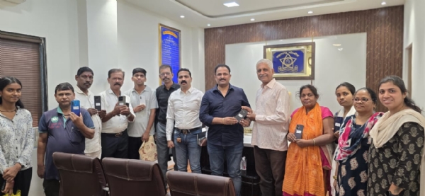 STOLEN MOBILE PHONES RETURNED IN THANE