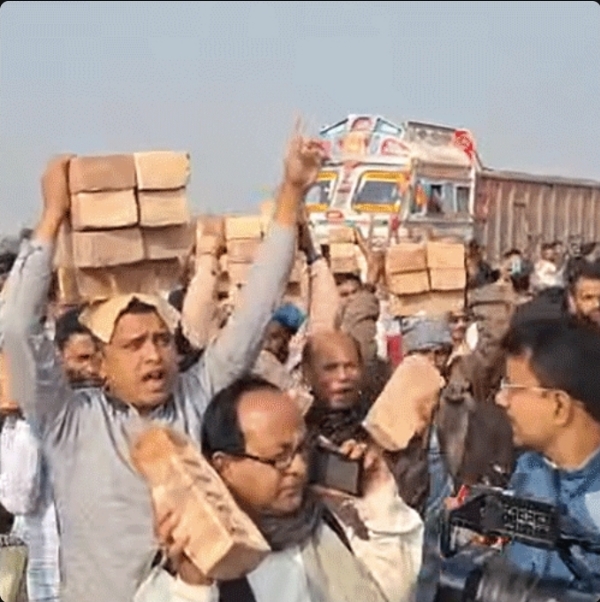 مغربی بنگال کے مرشد آباد میں بابری مسجد کا سنگ بنیاد رکھنے کی تقریب، قومی شاہراہ پر ٹریفک جام