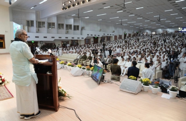 ہندوستان کی ابدی روحانی روایت کی بنیاد سادھؤوں اور سنتوں کی تپسیا اور روحانیت پر زندہ ہے : نائب صدر جمہوریہ ہندوستان کی ابدی روحانی روایت کی بنیاد سادھؤوں اور سنتوں کی تپسیا اور روحانیت پر زندہ ہے : نائب صدر جمہوریہ