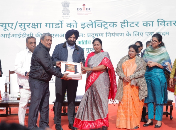 وزیر اعلیٰ نے چوکیداروں میں الیکٹرک ہیٹر تقسیم کیے، کہتے ہیں آلودگی کم کرنے کے لیے جنگی بنیادوں پر کام جاری ہے