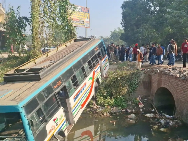 بجنور: بے قابو بس پل سے نیچے گری، 24 مسافر زخمی