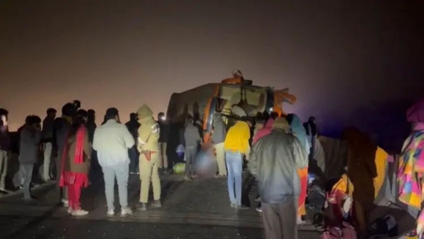 لکھنؤ ۔ پریاگ راج ہائی وے پر بس الٹ گئی، چھ مسافر زخمی لکھنؤ ۔ پریاگ راج ہائی وے پر بس الٹ گئی، چھ مسافر زخمی