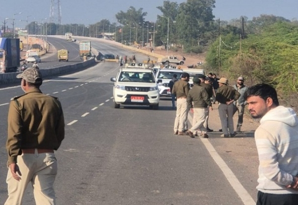 سڑک حادثے میں چیتے کی موت کے بعد جائے حادثہ پر محکمہ جنگلات کے افسران