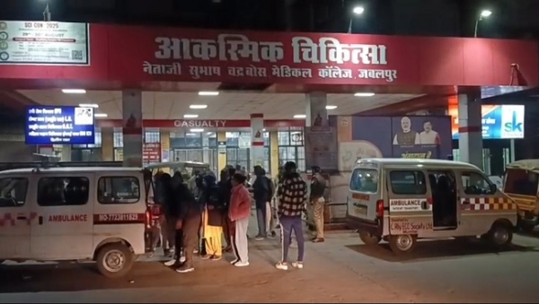 ٹرین سے اتر کر پٹری عبور کر رہے لوگ مال گاڑی کی زد میں آئے، 2 کی موت، 5 زخمی